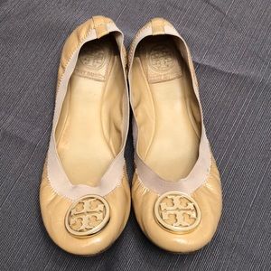 7.5 Tory Burch Caroline leather flats in sand
